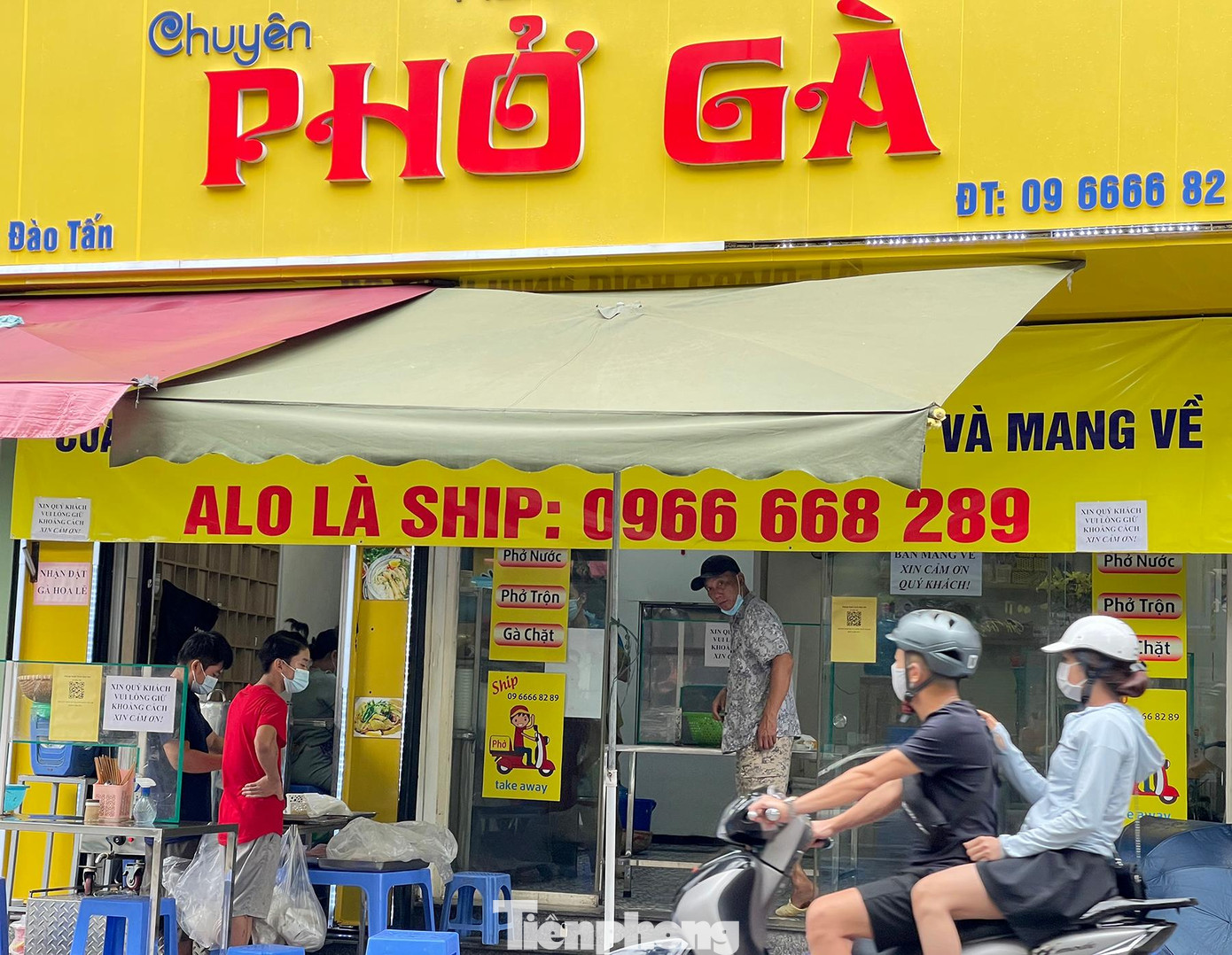 Hà Nội yêu cầu các hàng quán khi hoạt động phải đảm bảo các yêu cầu phòng, chống dịch, giữ khoảng cách, thực hiện 5K, phải có mã QR code. Cơ sở nào vi phạm kiên quyết yêu cầu dừng hoạt động. Hà Nội yêu cầu các hàng quán khi hoạt động phải đảm bảo các yêu cầu phòng, chống dịch, giữ khoảng cách, thực hiện 5K, phải có mã QR code. Cơ sở nào vi phạm kiên quyết yêu cầu dừng hoạt động.