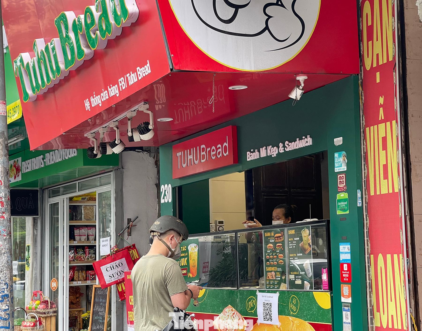 Thành phố Hà Nội cũng yêu cầu các sở, ngành, quận, huyện, thị xã cần tuyên truyền, vận động người dân chấp hành nghiêm các quy định phòng, chống dịch, thông điệp 5K, chỉ ra ngoài khi thực sự cần thiết. Thành phố Hà Nội cũng yêu cầu các sở, ngành, quận, huyện, thị xã cần tuyên truyền, vận động người dân chấp hành nghiêm các quy định phòng, chống dịch, thông điệp 5K, chỉ ra ngoài khi thực sự cần thiết.