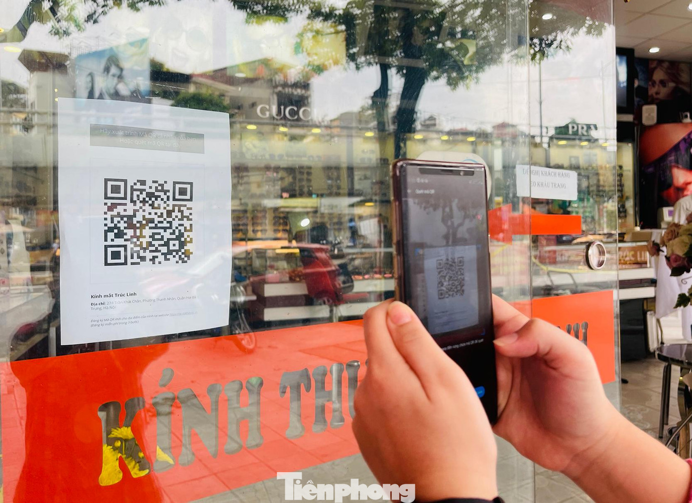 Cơ sở kinh doanh tại phố Trần Khắc Chân đã dán mã QR ngay trước cửa. Cơ sở kinh doanh tại phố Trần Khắc Chân đã dán mã QR ngay trước cửa.