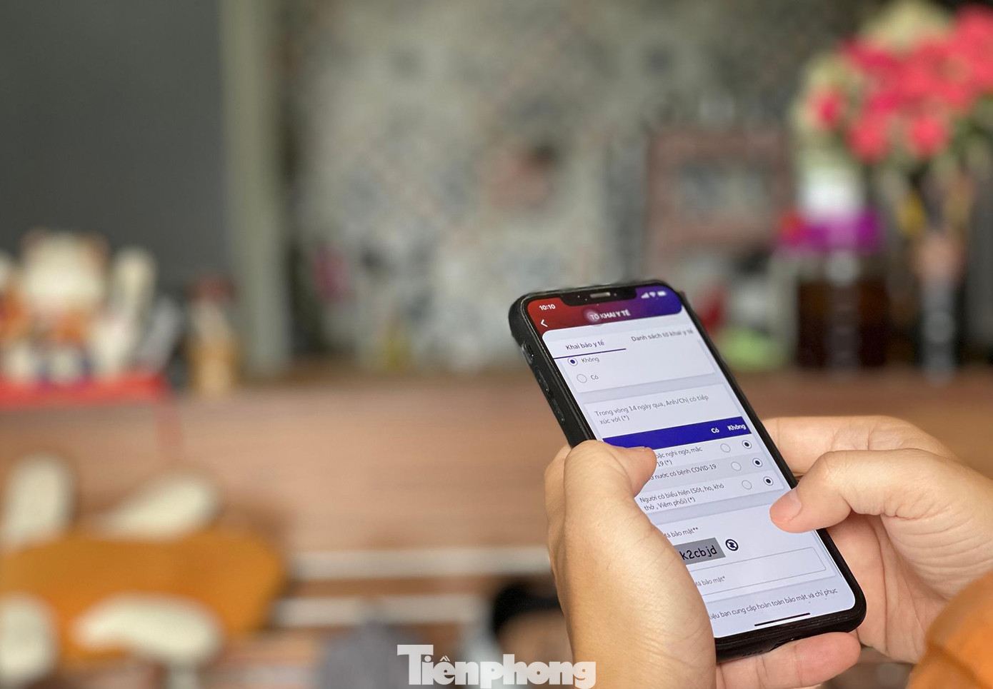 Khách đến mua đồ uống tại cửa hàng trên địa bàn phường Ngọc Hà (quận Ba Đình) thực hiện quét mã QR, khai báo y tế. Khách đến mua đồ uống tại cửa hàng trên địa bàn phường Ngọc Hà (quận Ba Đình) thực hiện quét mã QR, khai báo y tế.