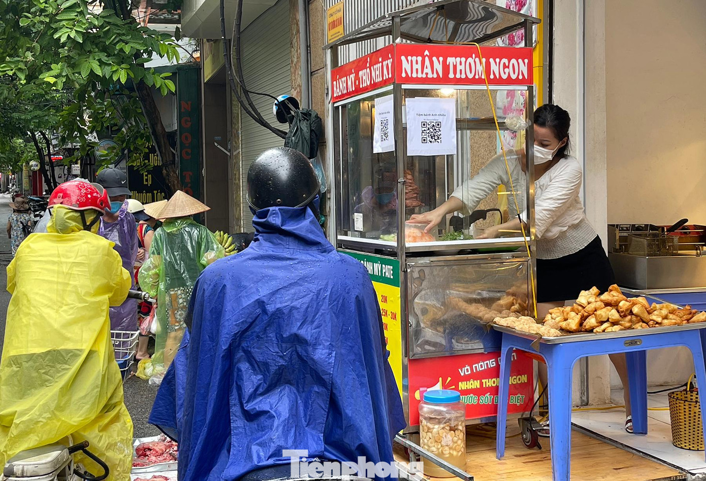 Các cửa hàng kinh doanh trong phố Hoa Bằng (phường Yên Hoà quận Cầu Giấy) đã tạo điểm quét mã QR để phục vụ công tác phòng, chống dịch. Các cửa hàng kinh doanh trong phố Hoa Bằng (phường Yên Hoà quận Cầu Giấy) đã tạo điểm quét mã QR để phục vụ công tác phòng, chống dịch.