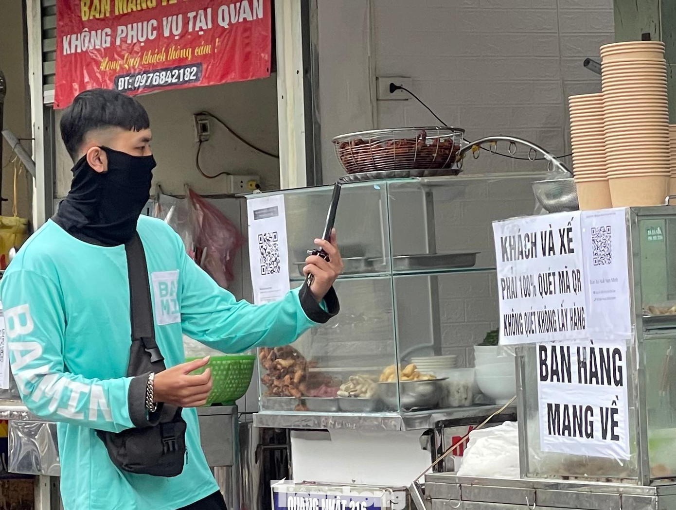 Các tài xế công nghệ thực hiện nghiêm chỉnh quét mã QR khi đến mua hàng trên phố Đội Cấn (quận Ba Đình). Các tài xế công nghệ thực hiện nghiêm chỉnh quét mã QR khi đến mua hàng trên phố Đội Cấn (quận Ba Đình).