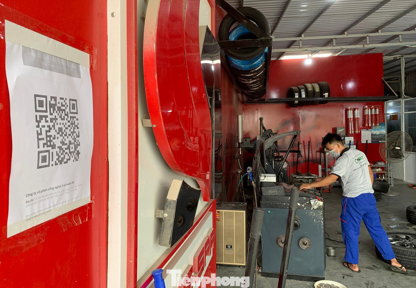 Khảo sát nhanh của phóng viên, các cơ sở sản xuất, kinh doanh đều đã tạo mã QR riêng, phục vụ công tác truy vết khi cần. Khảo sát nhanh của phóng viên, các cơ sở sản xuất, kinh doanh đều đã tạo mã QR riêng, phục vụ công tác truy vết khi cần.