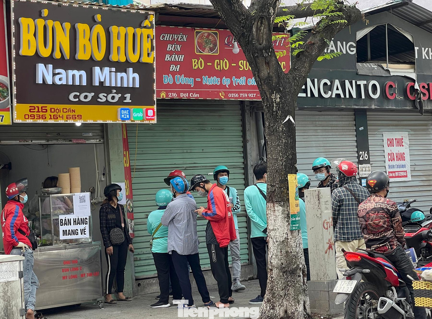 Chủ cơ sở quán bún bò Huế trên phố Đội Cấn cho biết, mã QR được đặt tại vị trí dễ thấy nhất để thuận tiện cho người dân khi đến mua hàng. Chủ cơ sở quán bún bò Huế trên phố Đội Cấn cho biết, mã QR được đặt tại vị trí dễ thấy nhất để thuận tiện cho người dân khi đến mua hàng.