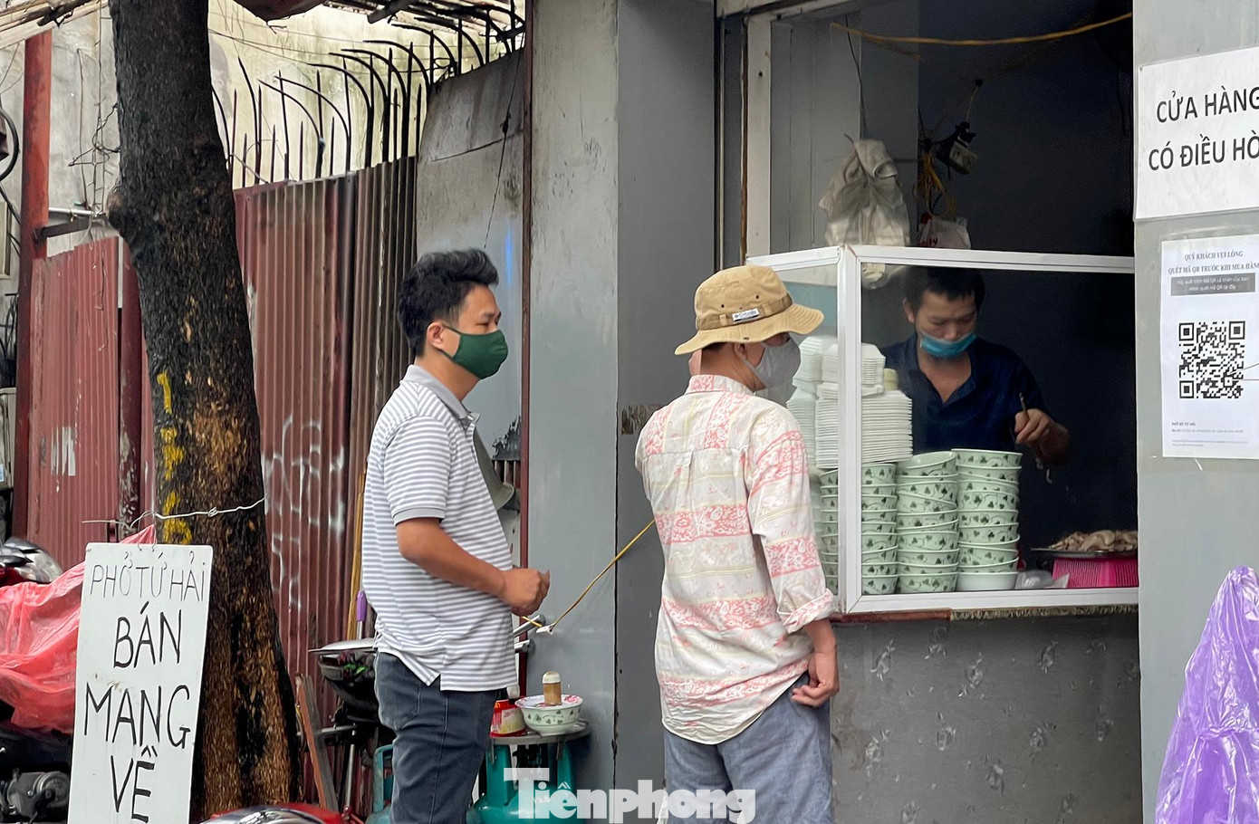 So với những ngày đầu thực hiện Chỉ thị số 22/CT-UBND, tại địa bàn các quận: Ba Đình, Cầu Giấy…, việc tạo điểm quét mã QR cũng như yêu cầu người đến giao dịch thực hiện quét mã QR đã được triển khai tốt hơn. So với những ngày đầu thực hiện Chỉ thị số 22/CT-UBND, tại địa bàn các quận: Ba Đình, Cầu Giấy…, việc tạo điểm quét mã QR cũng như yêu cầu người đến giao dịch thực hiện quét mã QR đã được triển khai tốt hơn.