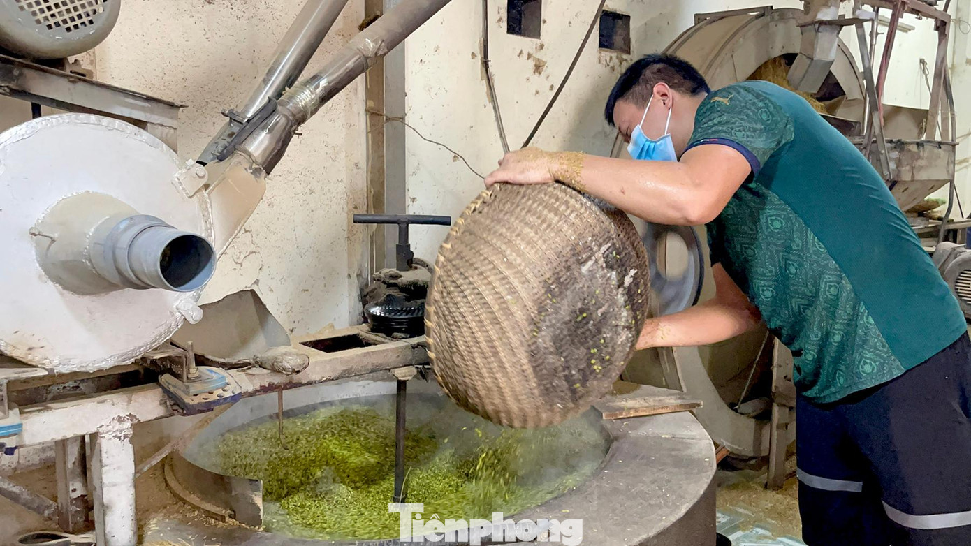 Trước kia chủ yếu làm cốm thủ công nên có khá nhiều công đoạn, cần nhiều người tham gia. Ngày nay làm chủ yếu bằng máy móc hiện đại như dùng máy rang, máy xay, máy giã, máy vo gạo…tiết kiệm được công sức và thời gian cho người dân khá nhiều.