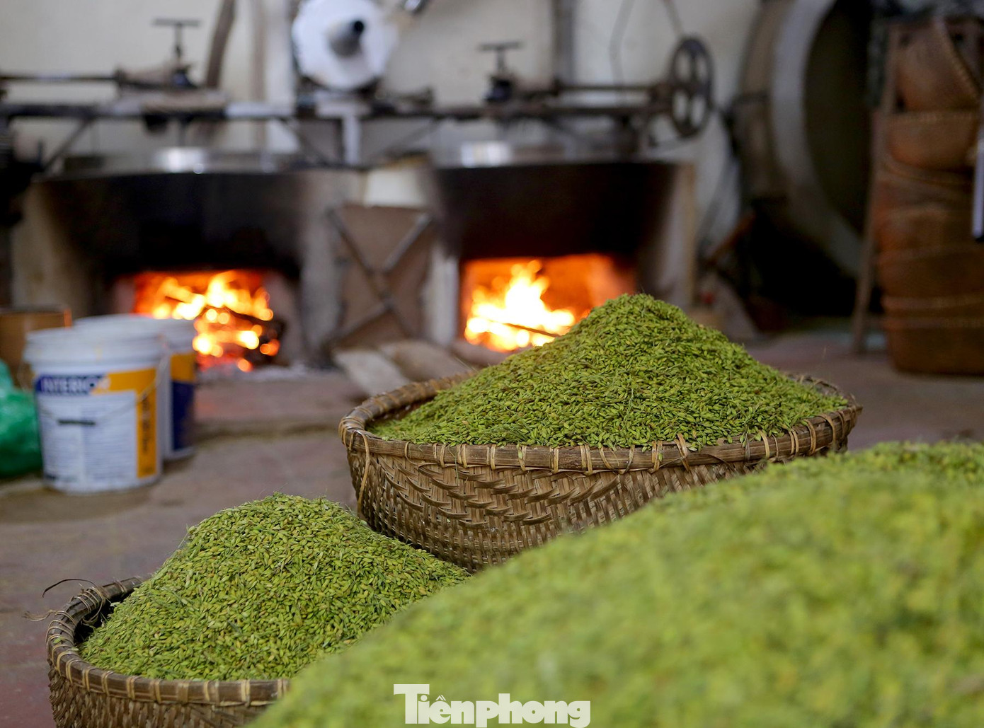 Khi bắt tay vào làm thì phải chọn thóc ngon. Sau đó là rang cốm trên bếp gang, sàng sảy và cho vào giã để cốm dẻo, đóng túi và mang ra thị trường.