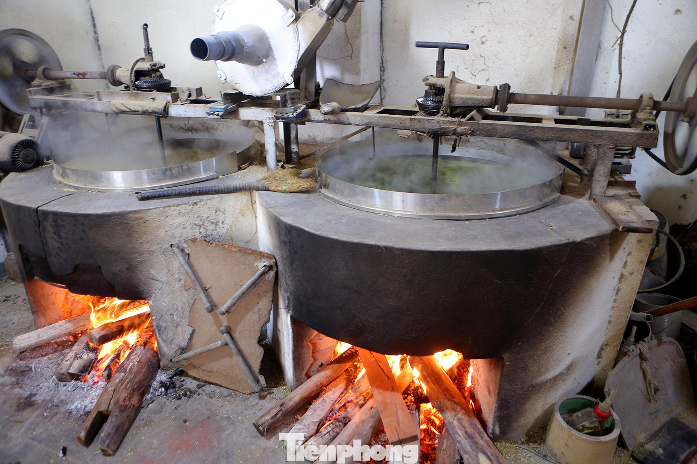 Thời gian rang cốm vào khoảng hơn 2 giờ đồng hồ mới được một mẻ. Cốm thành phẩm dẻo, thơm, mềm là đạt yêu cầu.