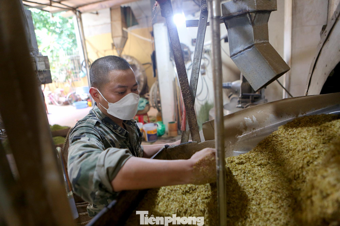 Cốm là món ăn dân dã của người dân Hà Nội nhưng cũng rất sang trọng, nồng nàn mà cũng thật tinh khiết.