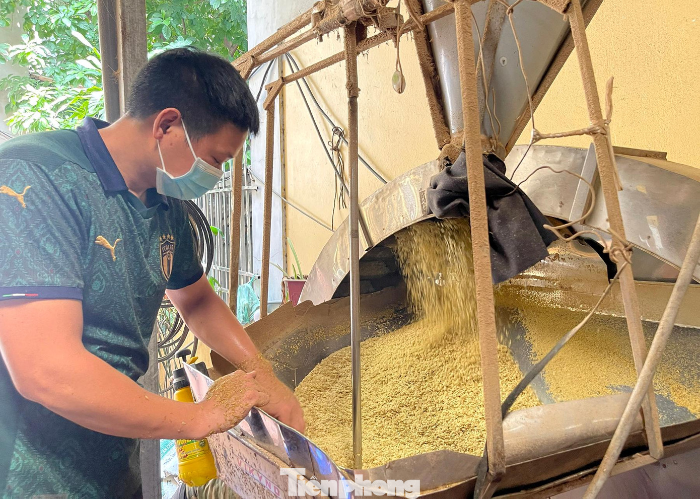 Anh Hữu Sỹ - chủ một cơ sở sản xuất ở Mễ Trì chia sẻ: “Để làm ra những hạt cốm ngon dẻo thơm, nguyên liệu thóc phải chọn giống lúa non là nếp cái hoa vàng. Rang bằng bếp củi nên phải điều chỉnh sao cho lửa vừa để hạt thóc vừa đẹp lại vừa không bị sống, không bị vụn, hạt thóc đạt độ dẻo và dai".