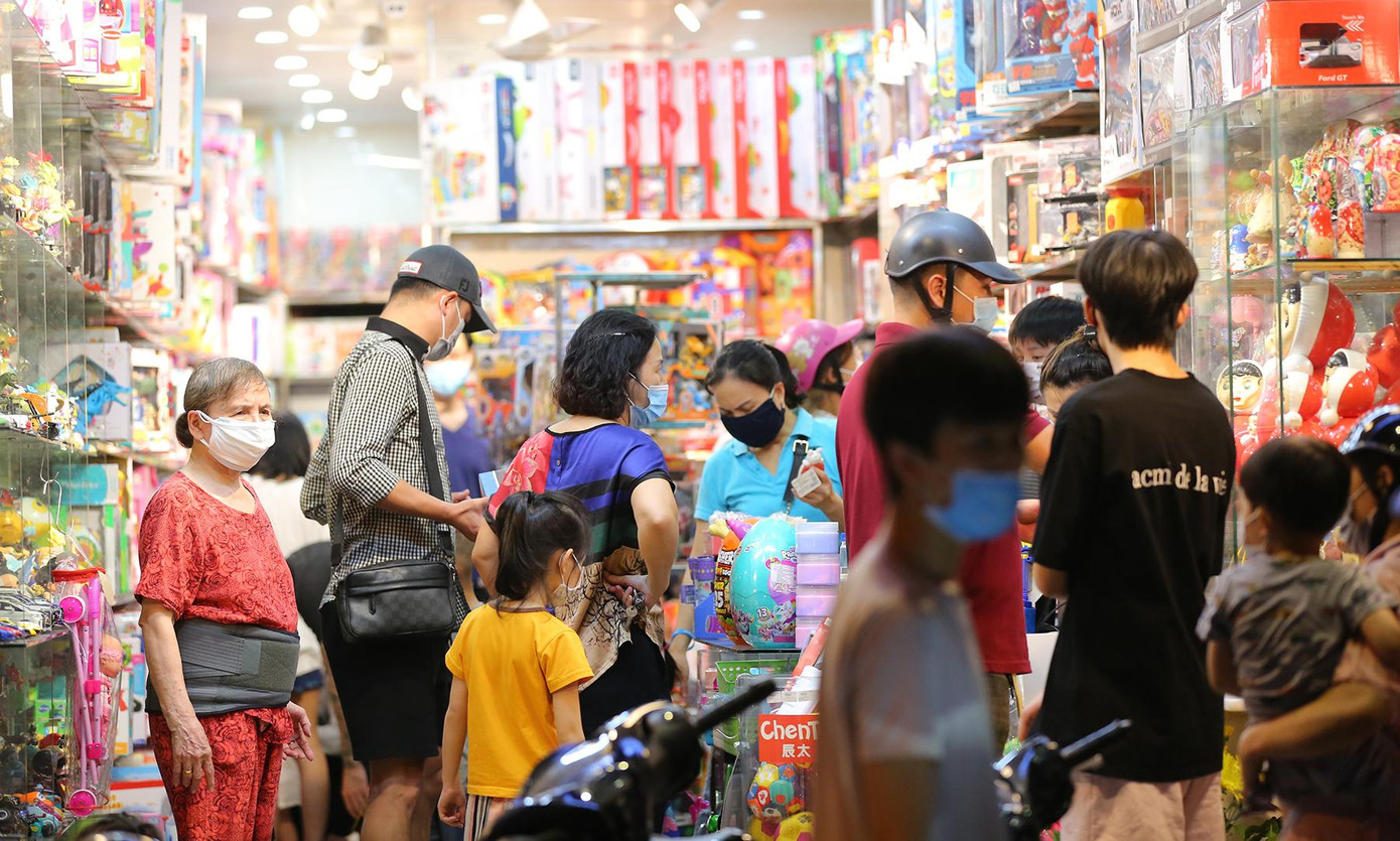 Các quầy bán đồ chơi thu hút nhiều khách mua sắm. Các quầy bán đồ chơi thu hút nhiều khách mua sắm.