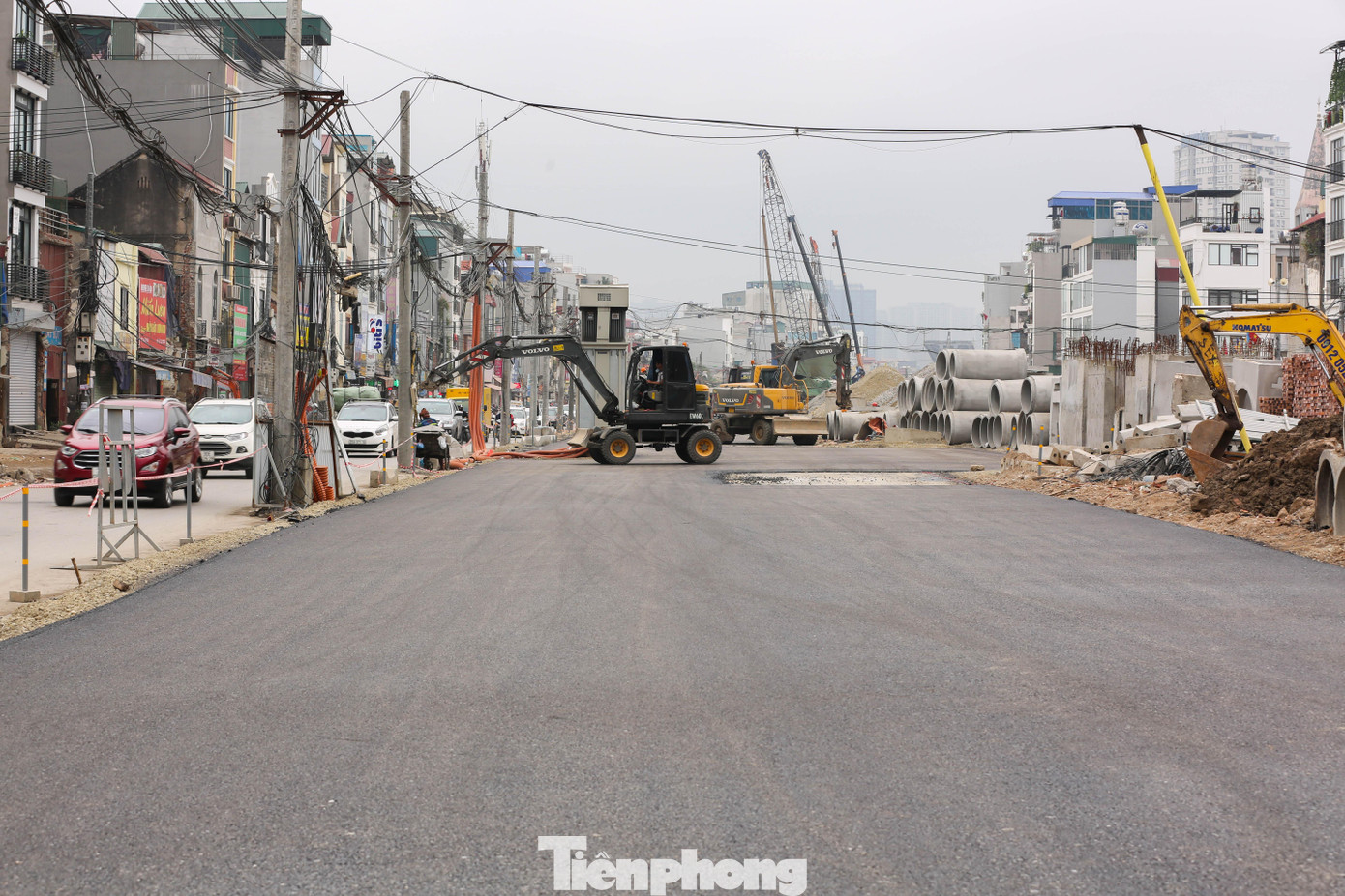 Phần đường dưới thấp đang được triển khai song song hai gói thầu chia ca làm cả ngày đêm để kịp hoàn thành đúng tiến độ.
