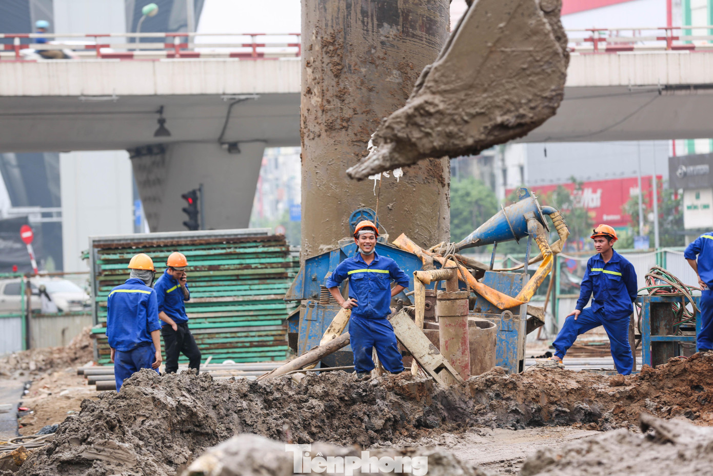 Những người thợ công trường đang bám sát công trình thi công gấp rút để kịp tiến độ