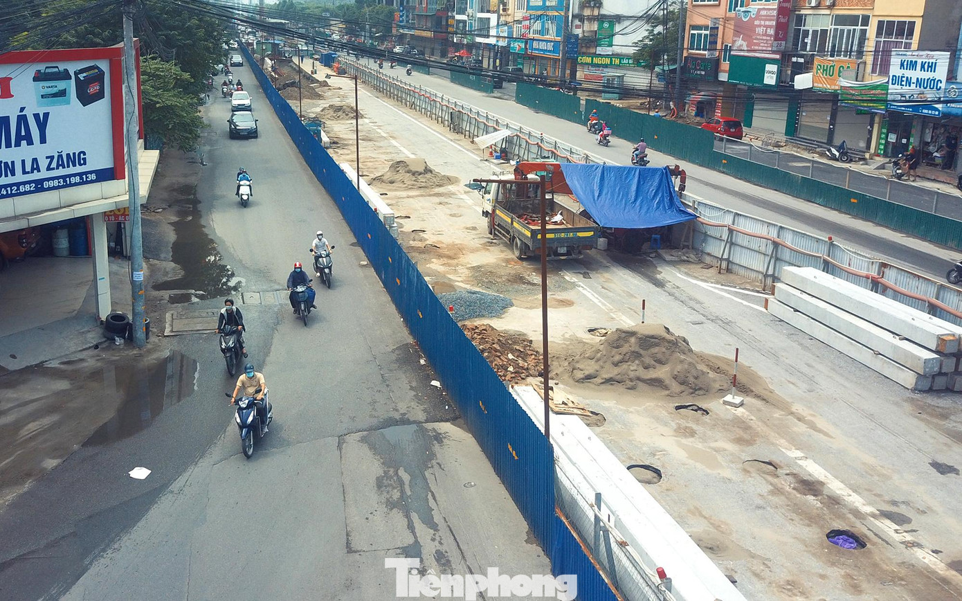 Theo yêu cầu của chủ đầu tư, các nhà thầu đều lập hàng rào khép kín xung quanh công trường để tổ chức giám sát, kiểm soát các hoạt động ra, vào công trường.
