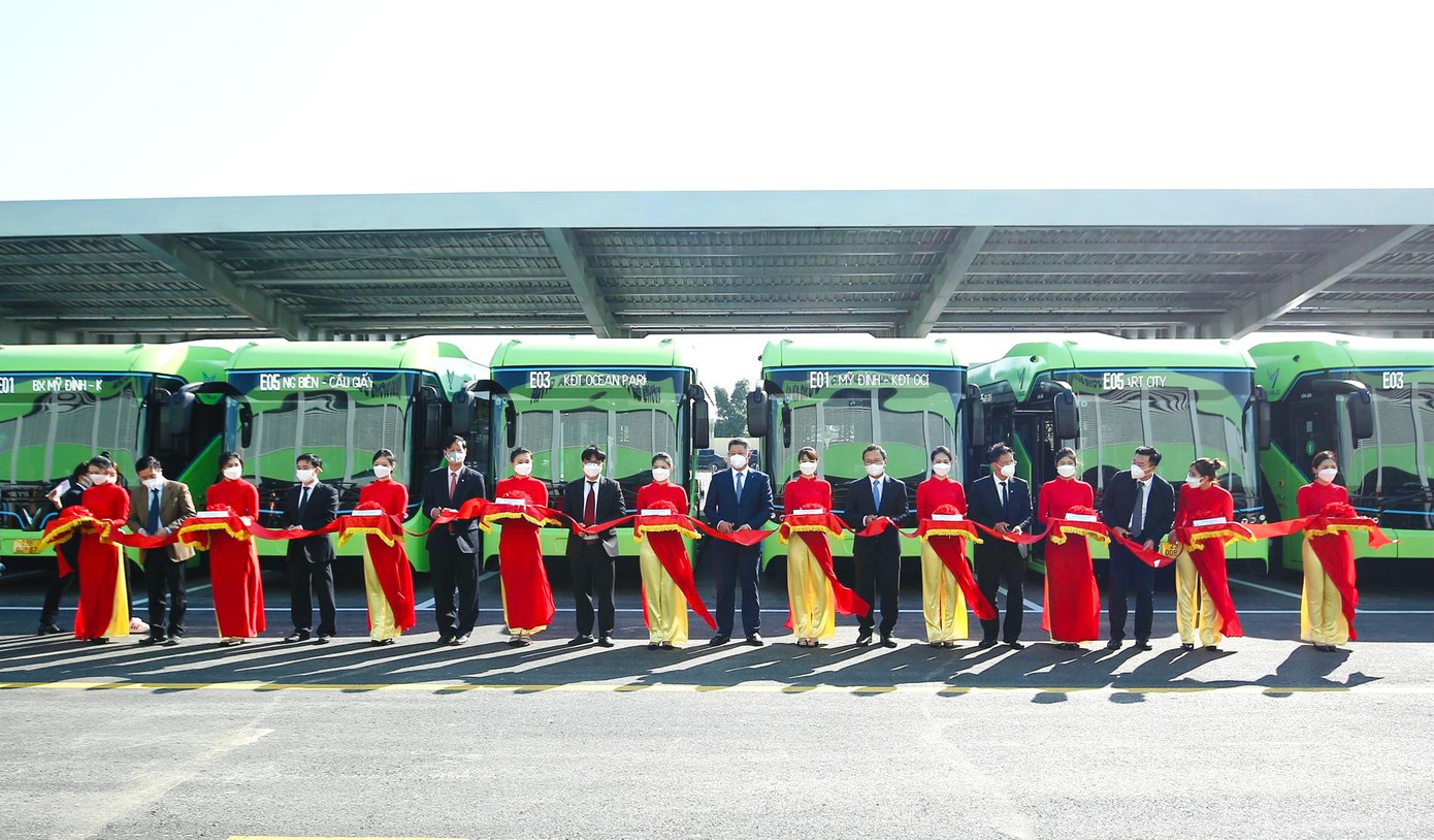 Sáng nay (ngày 2/12), tuyến buýt điện thương mại đầu tiên đã được Hà Nội đưa vào vận hành, với tuyến đầu tiên số hiệu E03, lộ trình Mỹ Đình (đường Hàm Nghi) - Khu đô thị Ocean Park (Gia Lâm). Giá vé xe buýt điện tương tự buýt thường và được TP.Hà Nội trợ giá như các phương tiện công cộng khác.