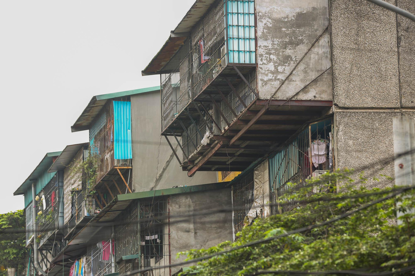 Do những ngôi nhà kiểu như này được hàn sắt, quây 'chuồng cọp' kín nên chẳng may khi xảy ra cháy, người trong nhà không thoát được ra ngoài, lực lượng chức năng khó tiếp cận hiện trường.