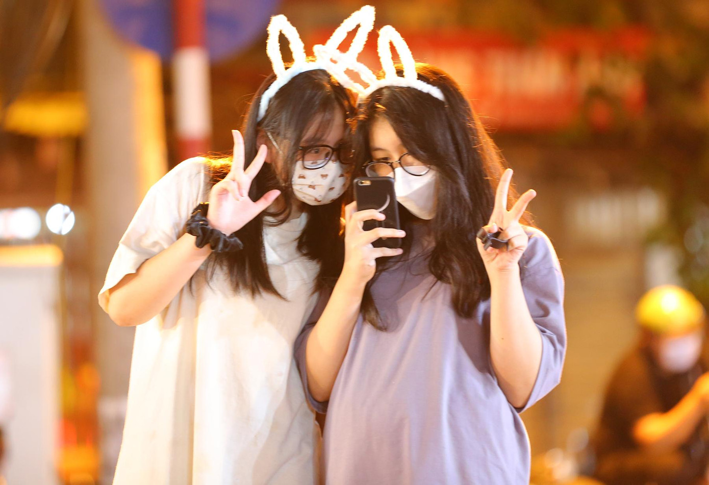 Các bạn trẻ tranh thủ chụp ảnh 'tự sướng' ngay trên đường phố. Các bạn trẻ tranh thủ chụp ảnh 'tự sướng' ngay trên đường phố.