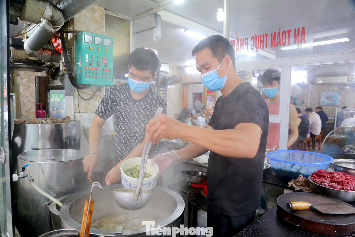Chủ cơ sở quán phở bò trên phố Nghĩa Tân (quận Cầu Giấy) phấn khởi chia sẻ: "Chúng tôi dự kiến kinh doanh sẽ đạt 70% công suất so với trước đợt nghỉ dịch, dự kiến khoảng 1.000 bát ngày hôm nay".