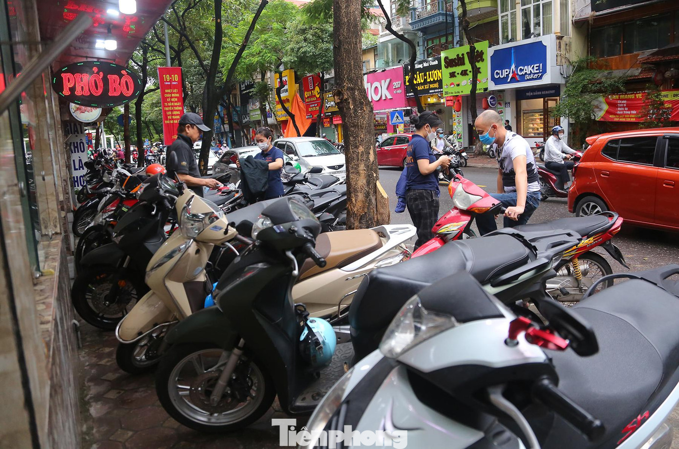 Hàng xe máy của khách xếp dài trước cửa quán phở.