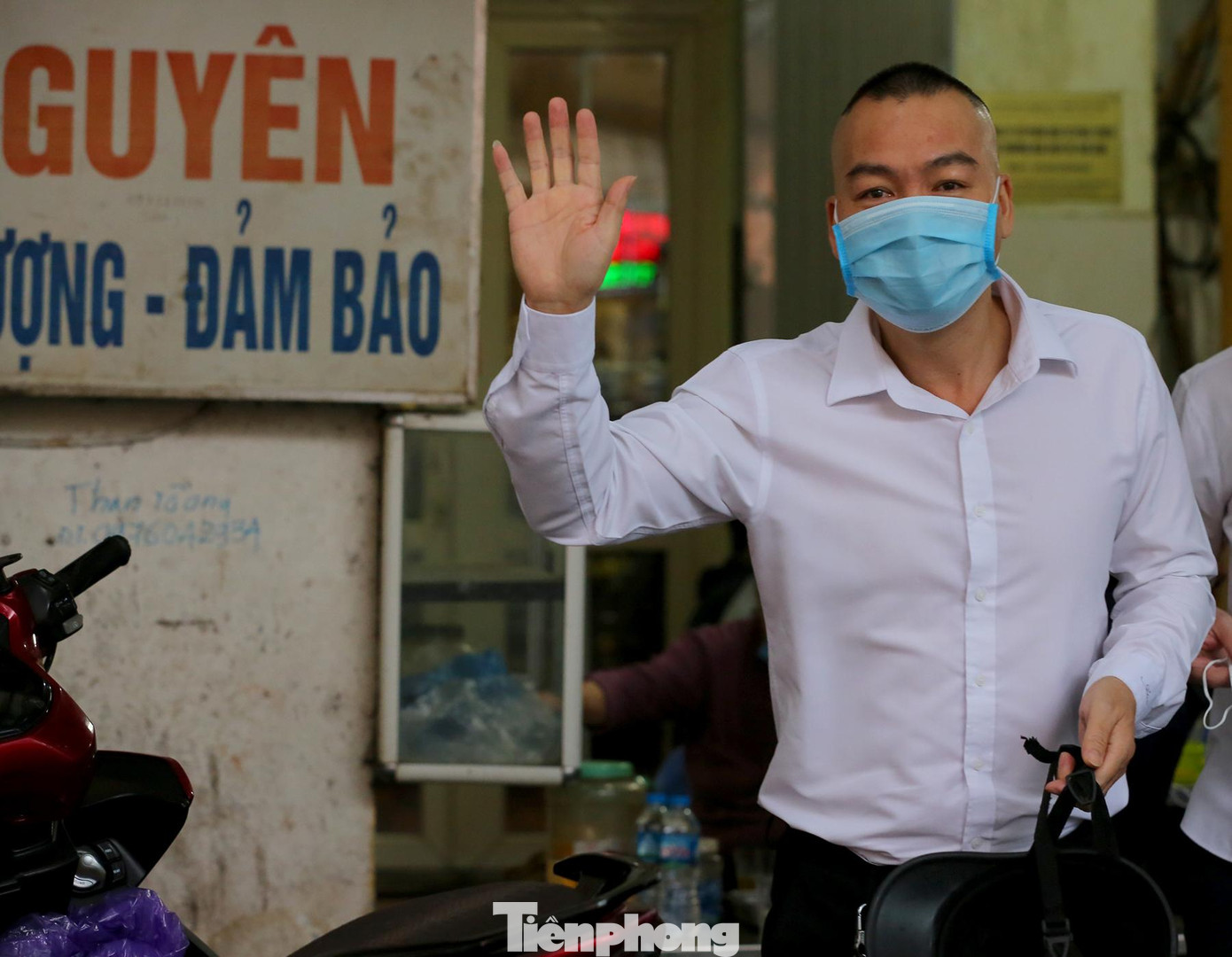 Anh Thắng - một khách hàng hào hứng chia sẻ: "Ăn phở phải ăn tại chỗ mới ngon, nóng hôi hổi, mua về không thể ngon bằng".