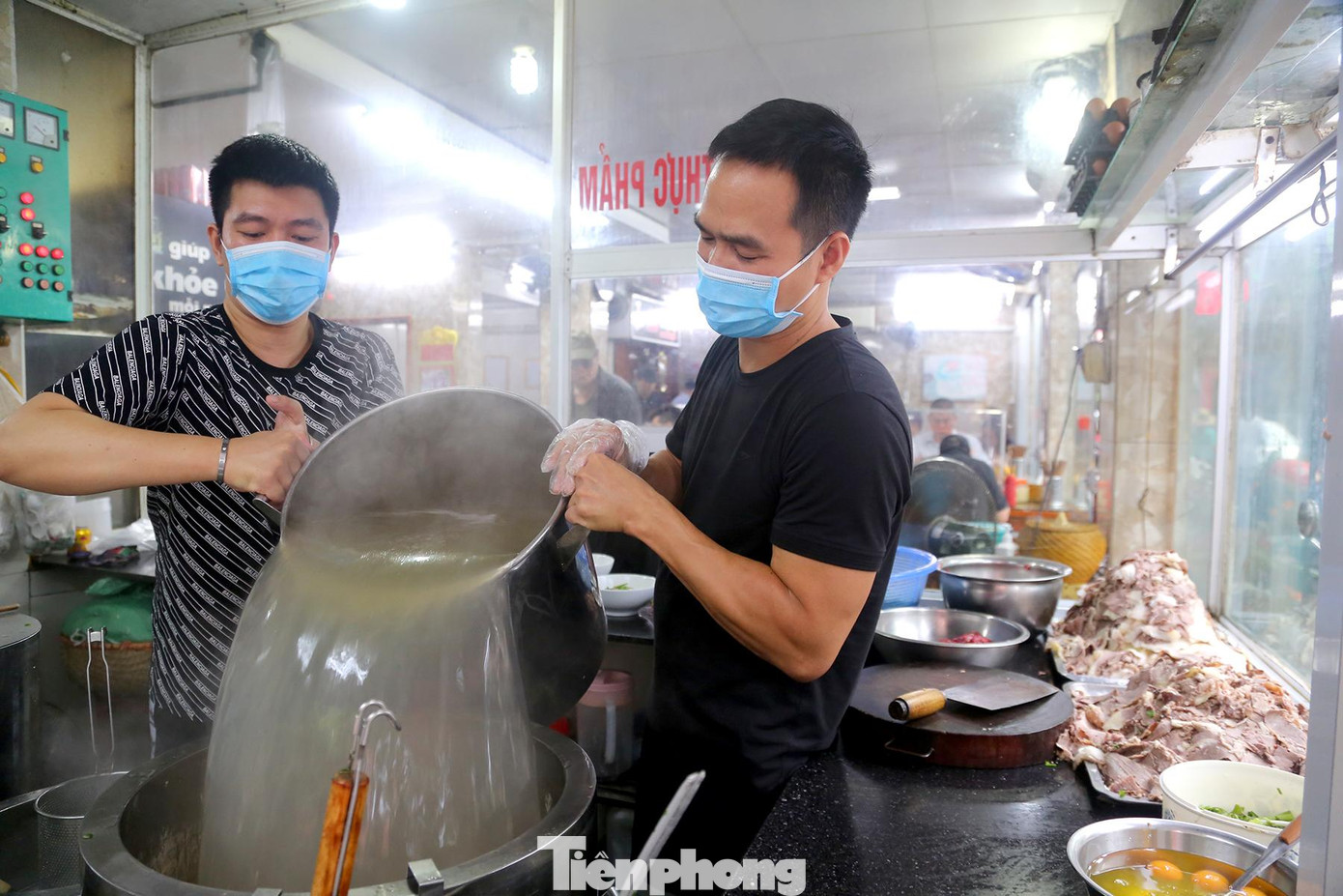 Từ 6h ngày 14/10, nhà hàng, cơ sở kinh doanh dịch vụ ăn, uống (trừ các cơ sở kinh doanh rượu, bia, bia hơi) được mở cửa phục vụ tại chỗ, không quá 50% chỗ ngồi.