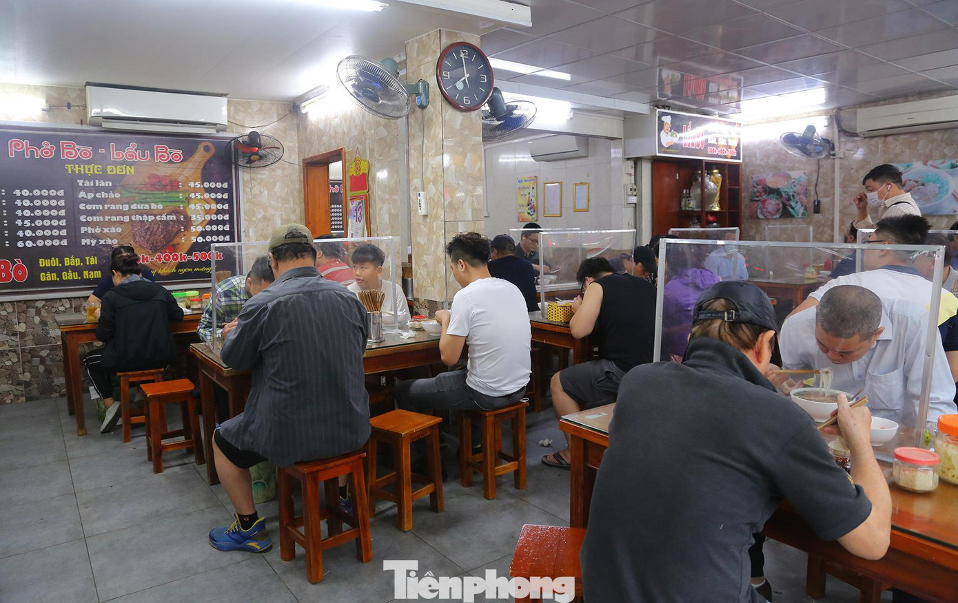 Các nhà hàng phải đảm bảo khoảng cách hoặc có vách ngăn/tấm chắn, chủ cơ sở và nhân viên phải được tiêm 02 mũi vắc xin phòng COVID-19; yêu cầu khách hàng thực hiện quét mã QR.