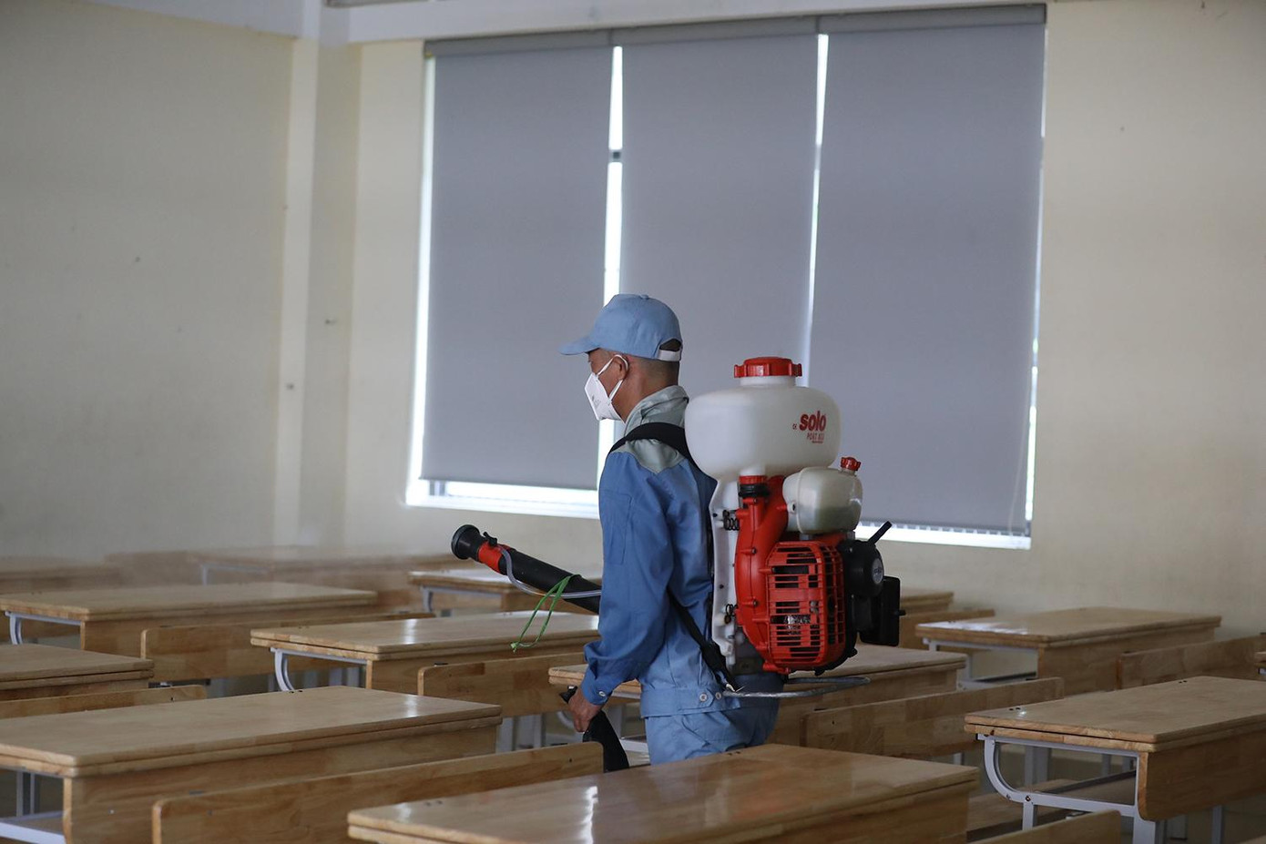 Công tác phun khử khuẩn phòng, chống dịch tại các phòng thi đã đảm bảo 100% sẵn sàng cho kỳ thi. Công tác phun khử khuẩn phòng, chống dịch tại các phòng thi đã đảm bảo 100% sẵn sàng cho kỳ thi.