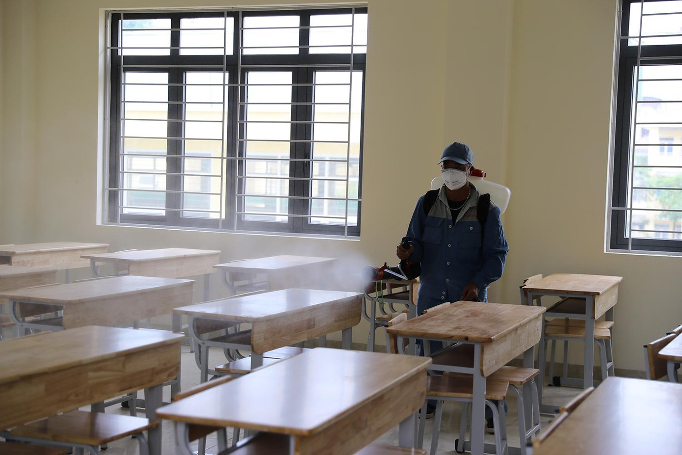 Tất cả các phòng thi đều được phun khử khuẩn 100% bằng dung dịch khử khuẩn Cloramin B. Tất cả các phòng thi đều được phun khử khuẩn 100% bằng dung dịch khử khuẩn Cloramin B.