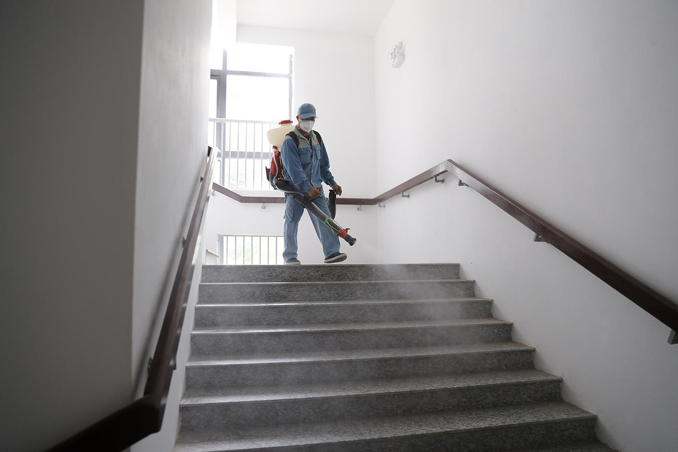 Hành lang bộ dẫn đến các tầng thi cũng được phun khử khuẩn cẩn thận. Hành lang bộ dẫn đến các tầng thi cũng được phun khử khuẩn cẩn thận.