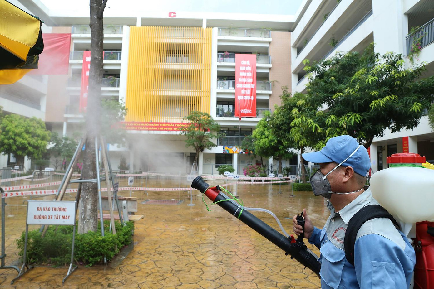 Tại điểm thi Trường THCS Khương Đình, nhân viên y tế phun khử khuẩn toàn bộ khuôn viên điểm thi. Theo thông tin từ quận Thanh Xuân cho biết, trên địa bàn quận có bảy điểm thi, 184 phòng thi với 4.416 thí sinh thi tốt nghiệp THPT quốc gia. Tại các điểm thi đều được bố trí phòng thi thông thoáng, bảo đảm giãn cách an toàn cho thí sinh; không sử dụng điều hòa, mở cửa sổ các phòng thi bảo đảm lưu thông không khí; đánh dấu vị trí đứng của thí sinh và cán bộ coi thi, bảo đảm khoảng cách để làm thủ tục vào phòng thi. Tại điểm thi Trường THCS Khương Đình, nhân viên y tế phun khử khuẩn toàn bộ khuôn viên điểm thi. Theo thông tin từ quận Thanh Xuân cho biết, trên địa bàn quận có bảy điểm thi, 184 phòng thi với 4.416 thí sinh thi tốt nghiệp THPT quốc gia. Tại các điểm thi đều được bố trí phòng thi thông thoáng, bảo đảm giãn cách an toàn cho thí sinh; không sử dụng điều hòa, mở cửa sổ các phòng thi bảo đảm lưu thông không khí; đánh dấu vị trí đứng của thí sinh và cán bộ coi thi, bảo đảm khoảng cách để làm thủ tục vào phòng thi.