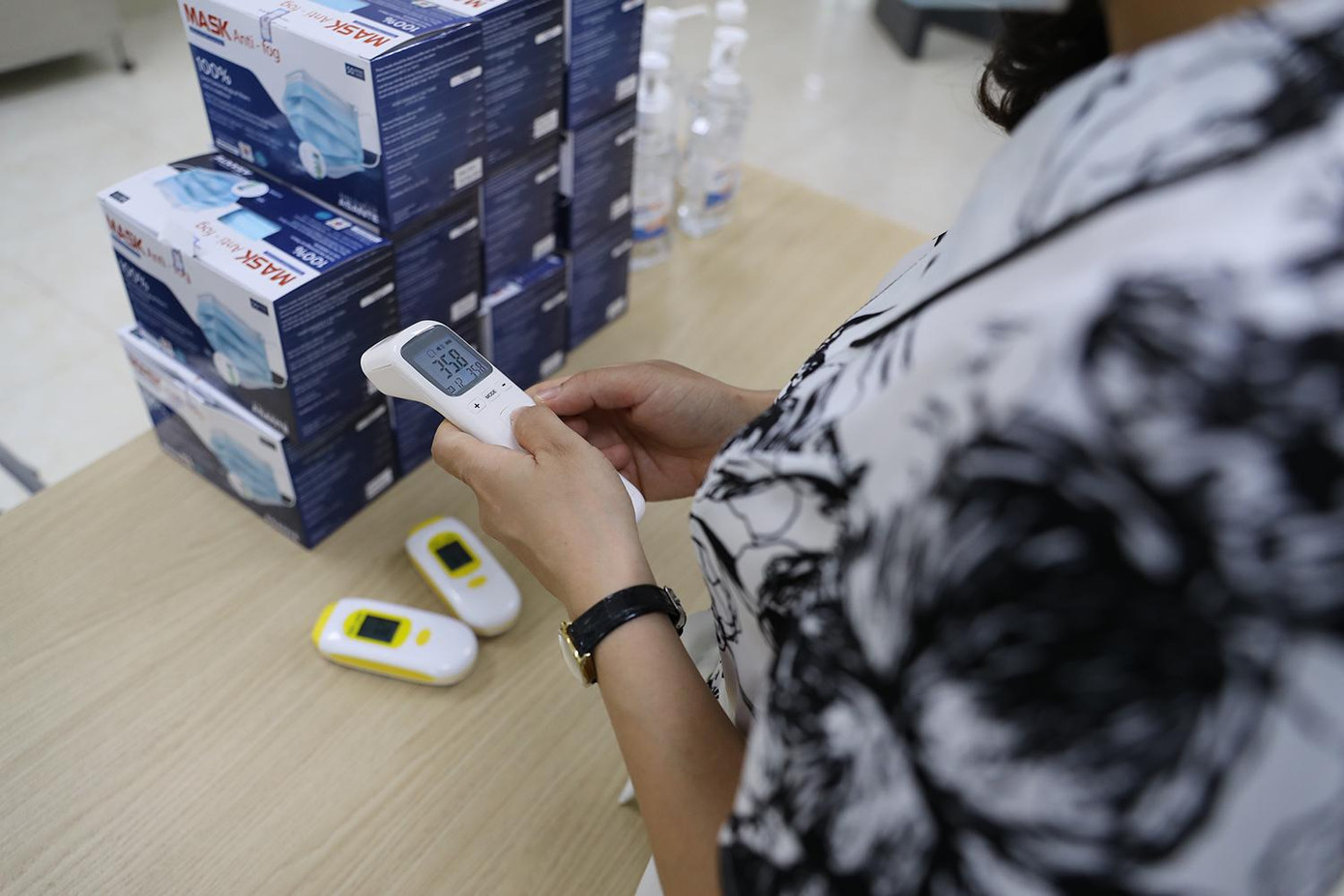 Khẩu trang y tế, đo nhiệt độ được các cán bộ y tế và cán bộ bộ coi thi chuẩn bị đầy đủ. Khẩu trang y tế, đo nhiệt độ được các cán bộ y tế và cán bộ bộ coi thi chuẩn bị đầy đủ.