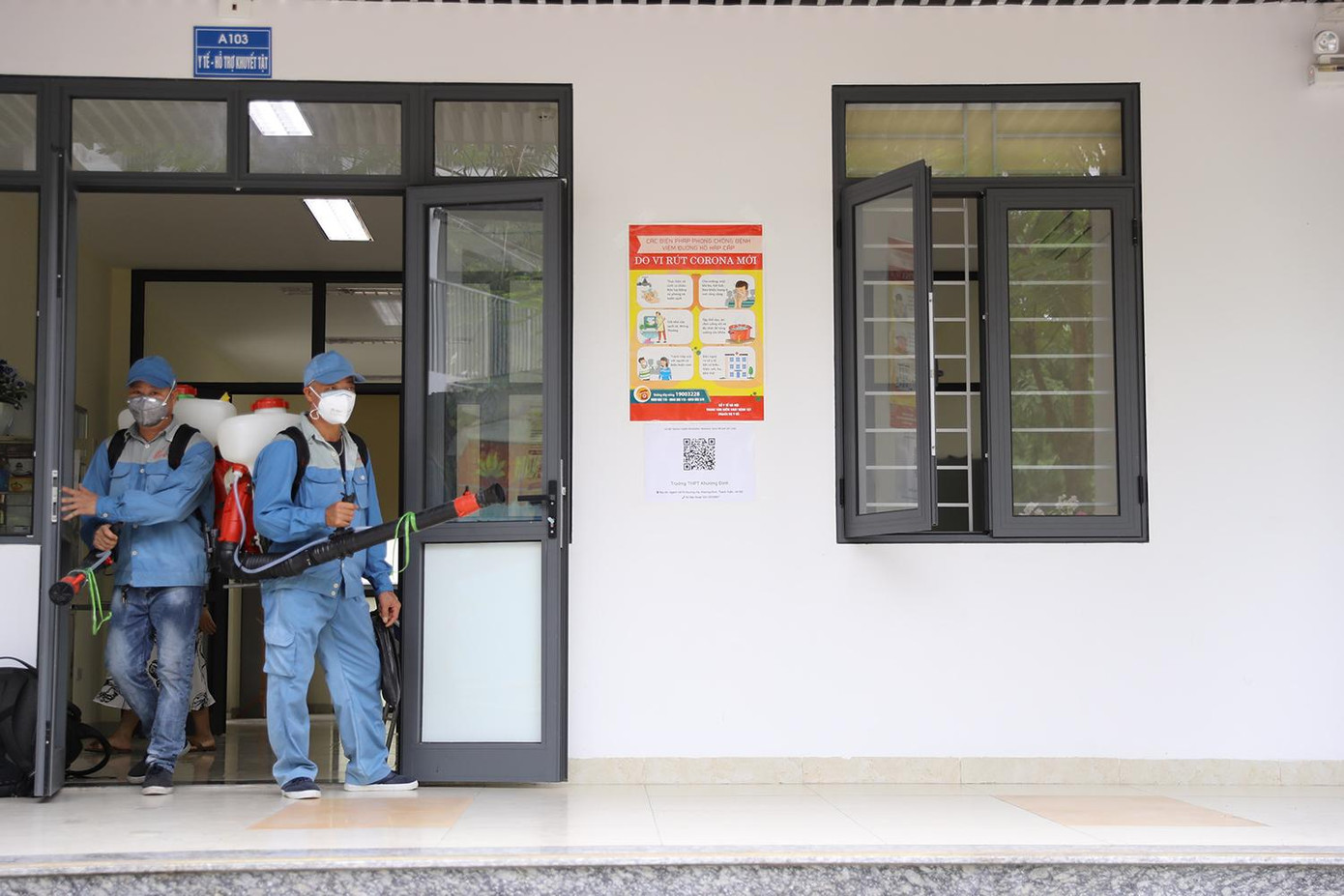 Tại điểm thi Trường THCS Khương Đình, nhân viên y tế đã tiến hành phun khử khuẩn toàn bộ khuôn viên của địa điểm thi. Tại điểm thi Trường THCS Khương Đình, nhân viên y tế đã tiến hành phun khử khuẩn toàn bộ khuôn viên của địa điểm thi.