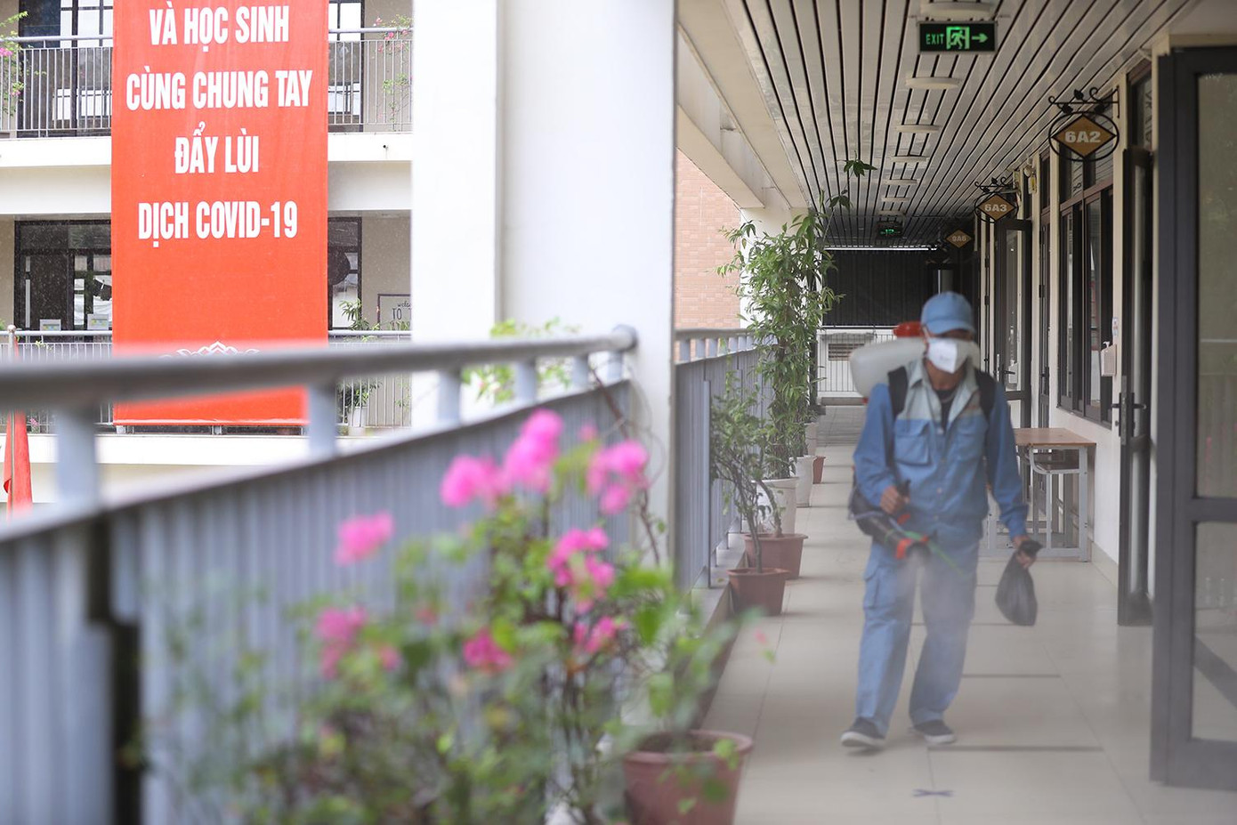 Toàn bộ lối đi, hành lang, cầu thang dẫn đến các phòng thi đều được phun khử khuẩn kỹ lưỡng bảo đảm an toàn phòng, chống dịch cho các thí sinh dự thi. Toàn bộ lối đi, hành lang, cầu thang dẫn đến các phòng thi đều được phun khử khuẩn kỹ lưỡng bảo đảm an toàn phòng, chống dịch cho các thí sinh dự thi.