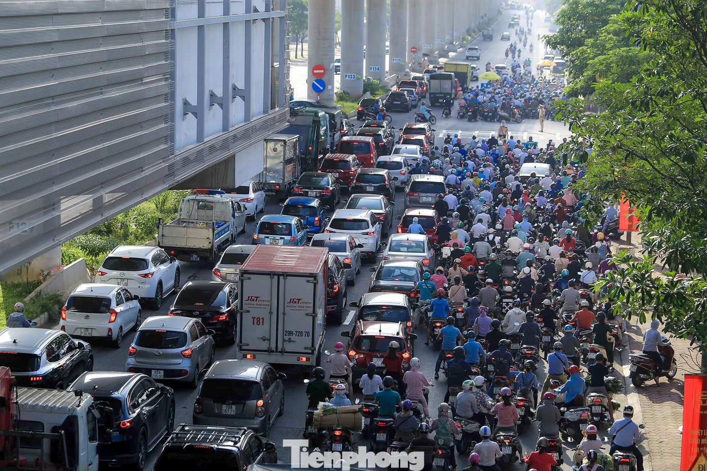 Theo trung tá Tuấn Anh, đối với các trường hợp không đủ điều kiện qua chốt sẽ buộc phải quay đầu, nếu cố tình vi phạm sẽ lập biên bản xử lý theo quy định như ra đường không có lý do, vi phạm trật tự an toàn giao thông...