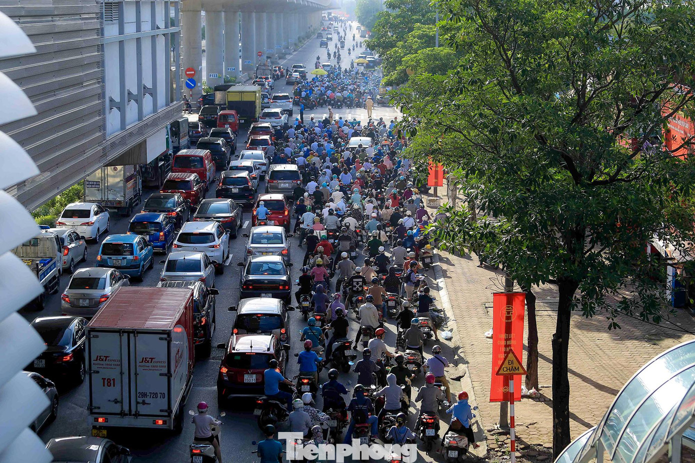 Ghi nhận của phóng viên báó Tiền Phong tại chốt kiểm soát đường Cầu Diễn (phường Phúc Diễn, quận Bắc Từ Liêm) trên đường QL32 lượng phương tiện từ "vùng cam, xanh" hướng về "vùng đỏ" nội đô ngày càng đông.