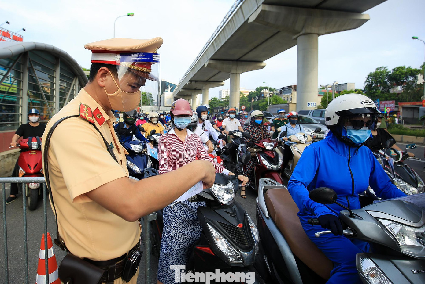 Ùn tắc kéo dài khiến cho các phương tiện đứng san sát nhau không đảm bảo giãn cách an toàn phòng, chống dịch.