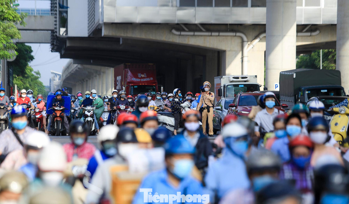 Hiện nay, lực lượng y tế tại chốt cũng được trang bị kit test nhanh COVID-19 khi phát hiện trường hợp nghi vấn như sốt, nhiệt độ cao....