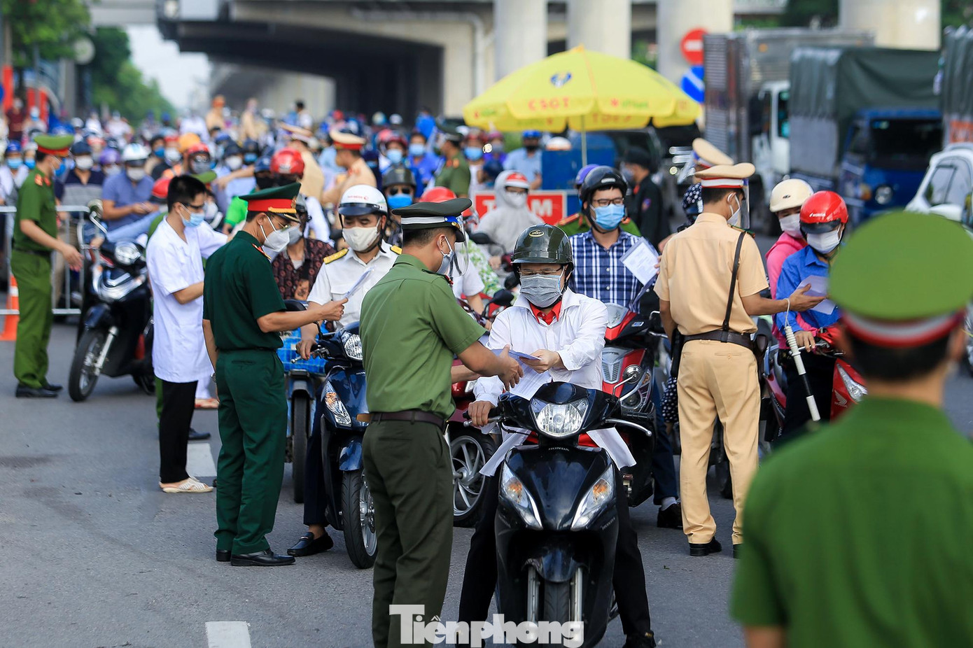 Toàn bộ lực lượng chức năng tại chốt đều cố gắng đẩy nhanh công tác kiểm tra giấy đi đường.