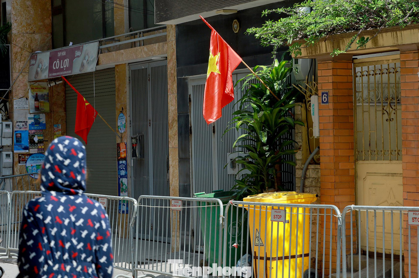 Lực lượng chức năng khẩn trương tiến hành lập rào chắn, phun khử khuẩn để phòng, chống dịch COVID-19.