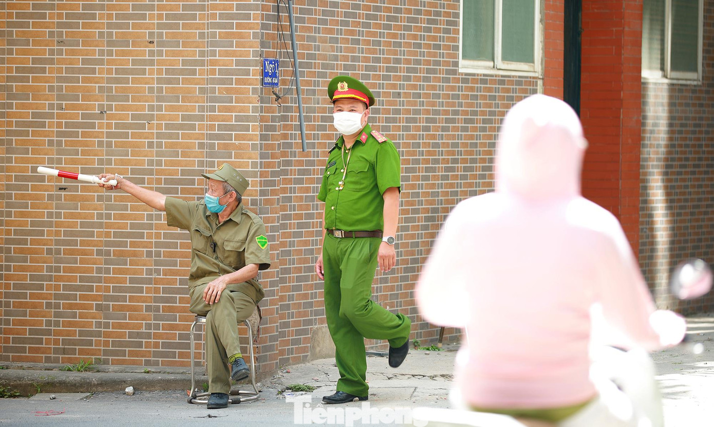 Chị C. đã được cách ly tập trung tại Trường cao đẳng Đường sắt, Long Biên và được lấy mẫu lần 1 ngày 23-5, kết quả nghi ngờ. Ngày 26-5, Trung tâm y tế Long Biên lấy mẫu lần 2, kết quả dương tính với SARS-CoV-2 (CDC Hà Nội thực hiện).