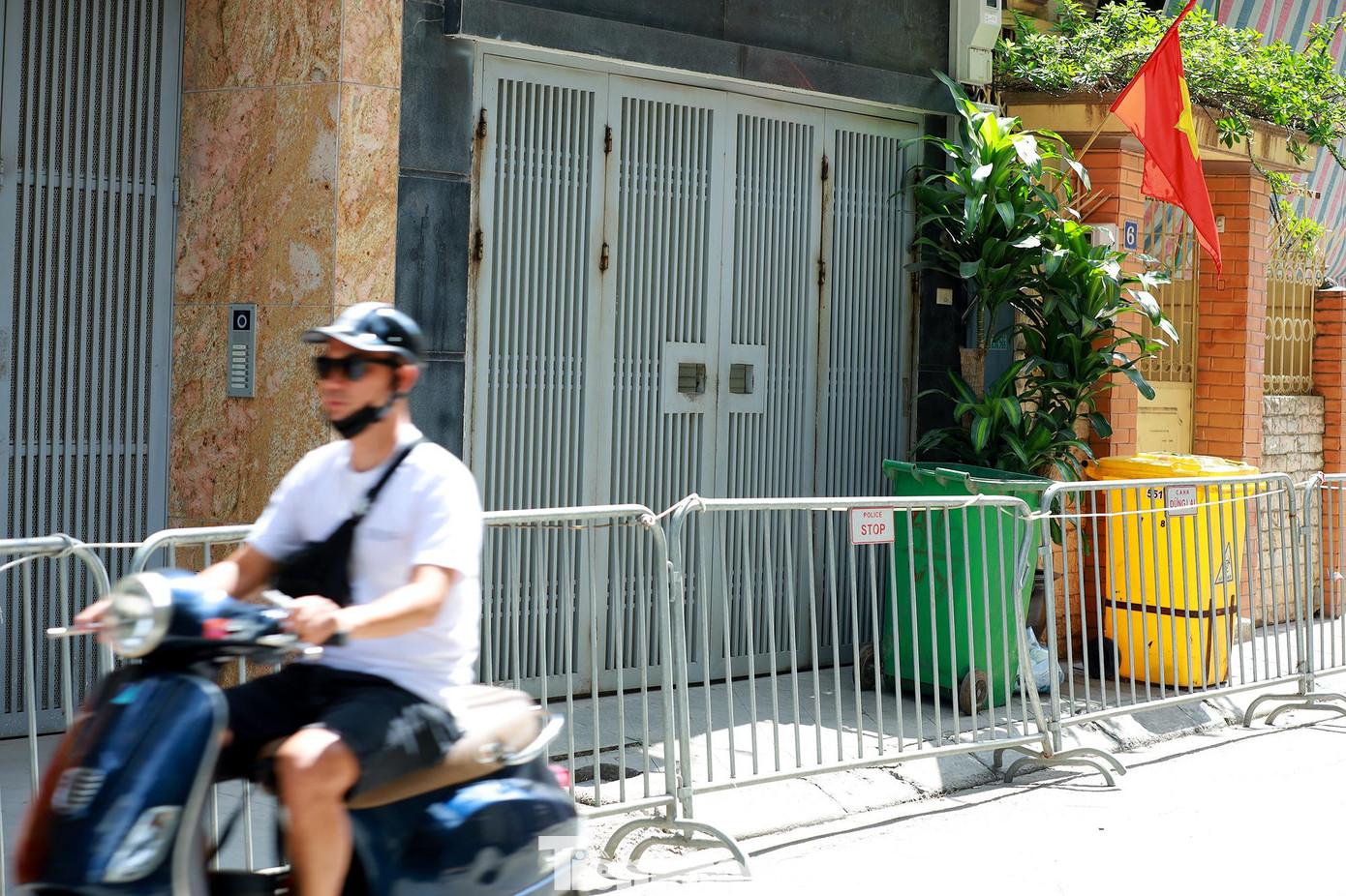 Bệnh nhân thuộc chùm ca bệnh tại Times City và Công ty T&amp;T là H.T.C, nữ, sinh năm 1971, địa chỉ: số 8 đường 800A, phường Nghĩa Đô, quận Cầu Giấy. Chị C. làm việc tại tầng 5 tòa nhà T&amp;T và là F1 của bệnh nhân 5312 (bệnh nhân 5312 là Đ.Q.Tr, sinh năm 1983, tại Khương Trung, Thanh Xuân).