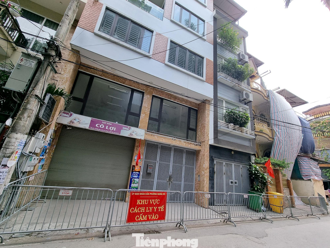 Toàn cảnh 3 ngôi nhà từ số 6 đến 10 tại đường 800A, phường Nghĩa Đô, quận Cầu Giấy đã được phong toả tạm thời vào tối ngày 26/05/2021.