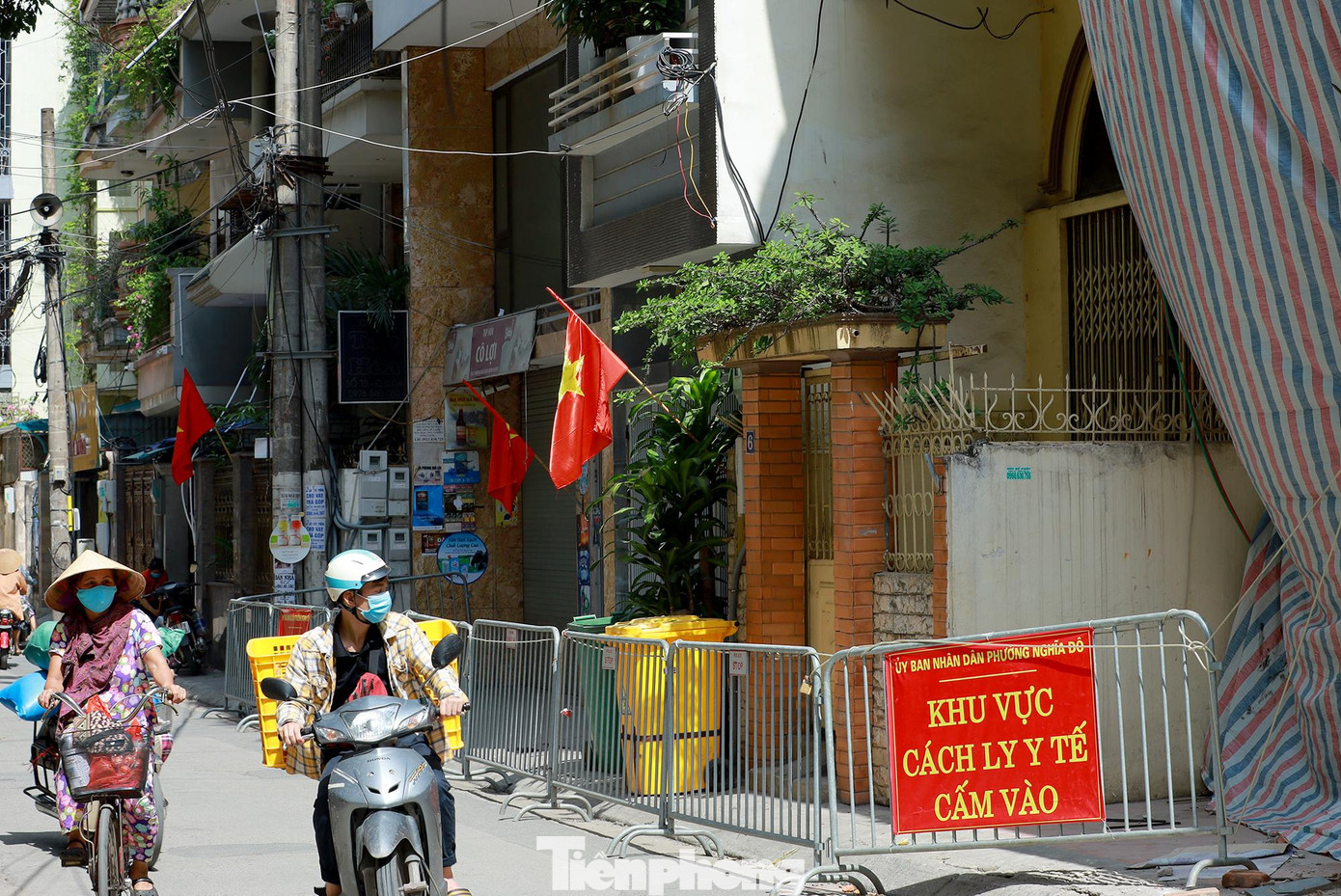 Trước đó vào chiều 26/05/2021, trung tâm Kiểm soát bệnh tật Hà Nội (CDC Hà Nội) đã thông báo tiếp tục ghi nhận 2 trường hợp dương tính với SARS-CoV-2.