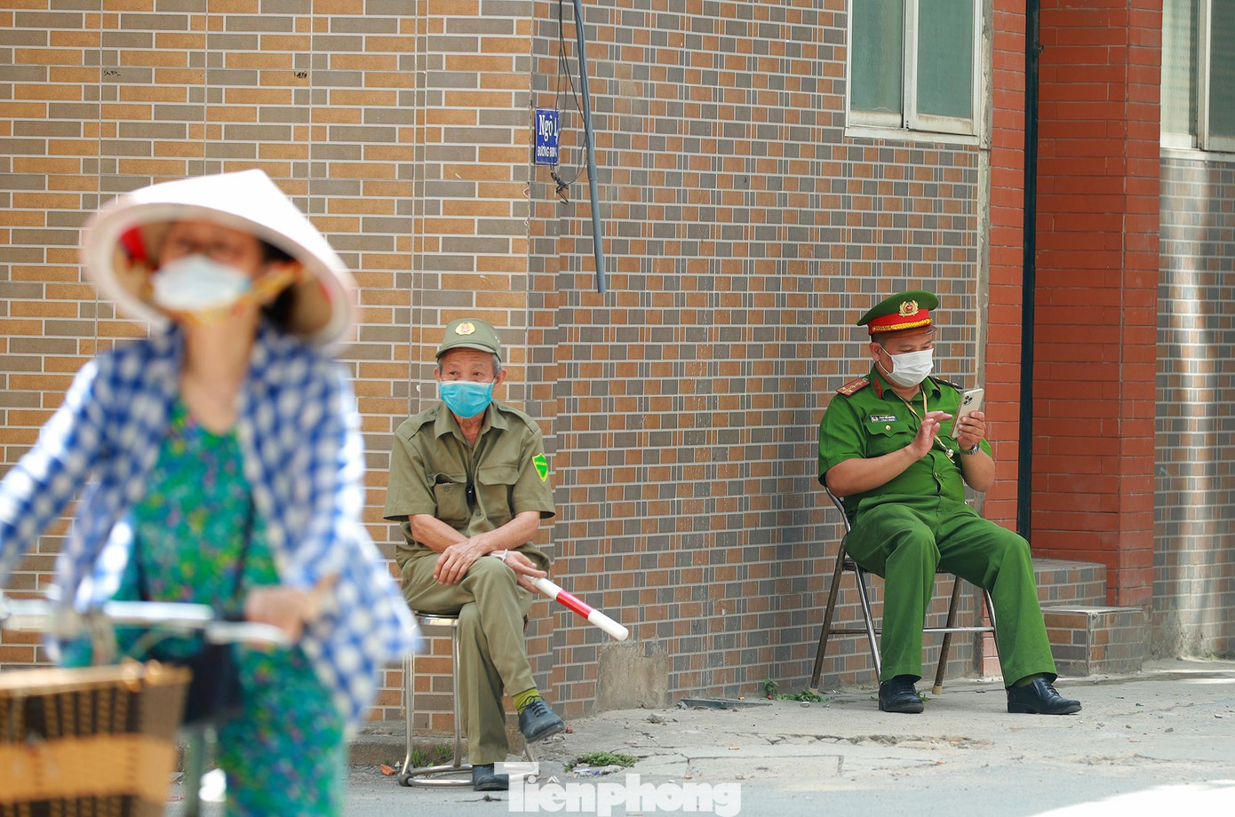 Tính từ ngày 29/4 đến nay, Hà Nội ghi nhận 149 trường hợp dương tính với SARS-CoV-2 tại cộng đồng ở 20 quận, huyện. Các ca bệnh này liên quan đến 8 chùm ca bệnh: chùm Đà Nẵng (46 ca), chùm Times City và Công ty T&amp;T (38 ca), chùm Bắc Ninh (17 ca), chùm Bệnh viện Bệnh nhiệt đới trung ương cơ sở Kim Chung (17 ca), chùm Bệnh viện K cơ sở Tân Triều (12 ca), chùm Hưng Yên (08 ca), chùm Hải Dương (01 ca), chùm khác (10 ca).