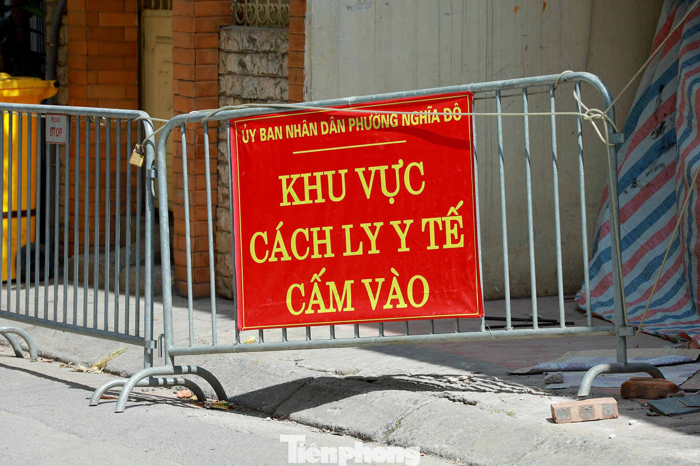Ngay sau khi CDC Hà Nội thông báo về ca mắc COVID-19, trung tâm y tế quận Cầu Giấy cùng lực lượng chức năng phường Nghĩa Đô đã tiến hành phong toả, cách ly y tế tạm thời 3 căn hộ.