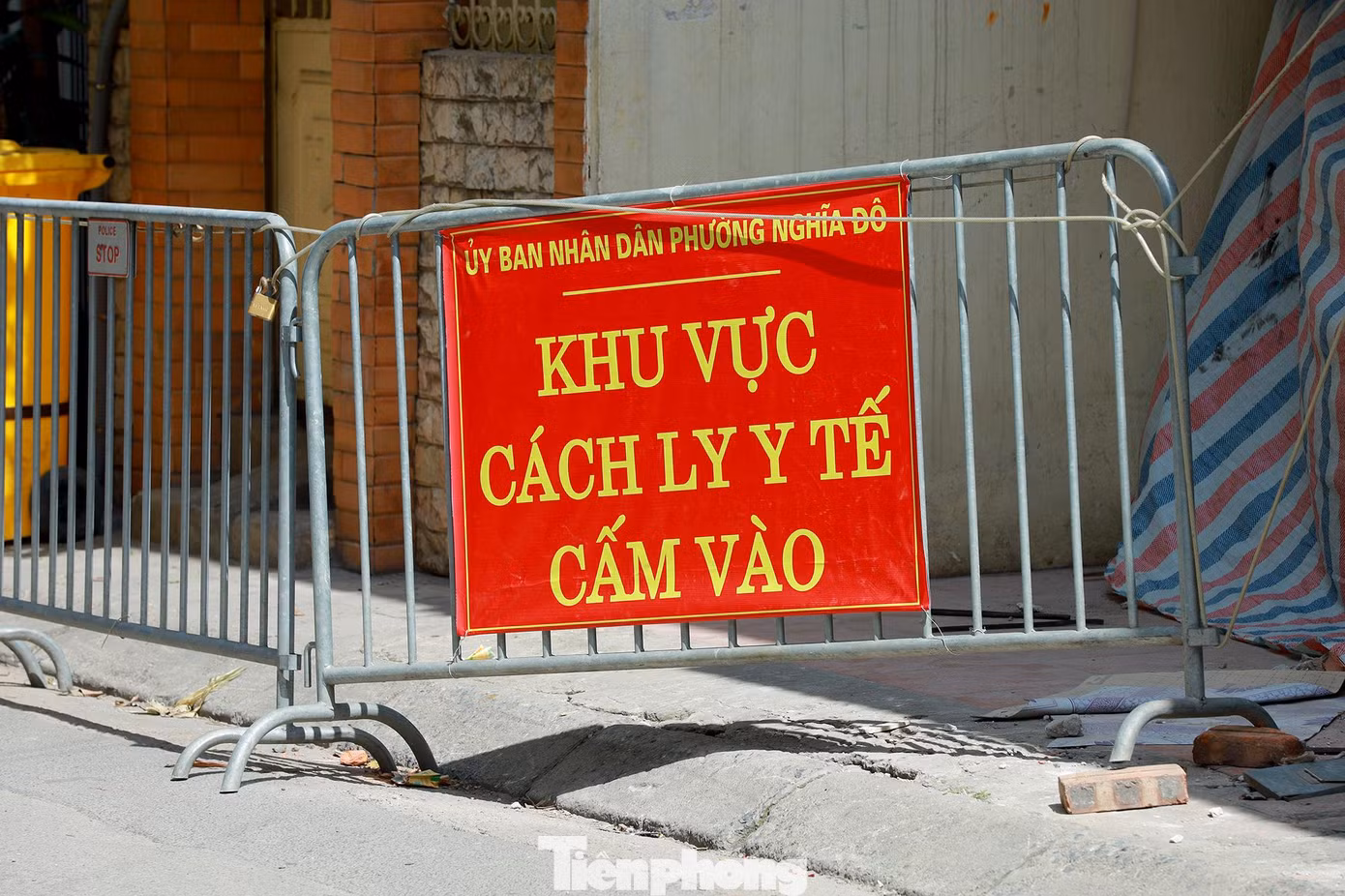 Ngay sau khi CDC Hà Nội thông báo về ca mắc COVID-19, trung tâm y tế quận Cầu Giấy cùng lực lượng chức năng phường Nghĩa Đô đã tiến hành phong toả, cách ly y tế tạm thời 3 căn hộ. Ngay sau khi CDC Hà Nội thông báo về ca mắc COVID-19, trung tâm y tế quận Cầu Giấy cùng lực lượng chức năng phường Nghĩa Đô đã tiến hành phong toả, cách ly y tế tạm thời 3 căn hộ.
