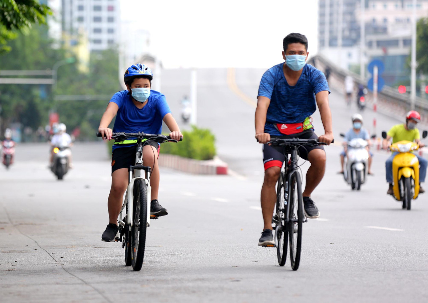 Đến đạp xe đạp được hoạt động trở lại khiến các khu công cộng, phố phường thủ đô nhộn nhịp hẳn lên sau nhiều ngày tạm giãn cách các hoạt động thể dục, thể thao ngoài trời.