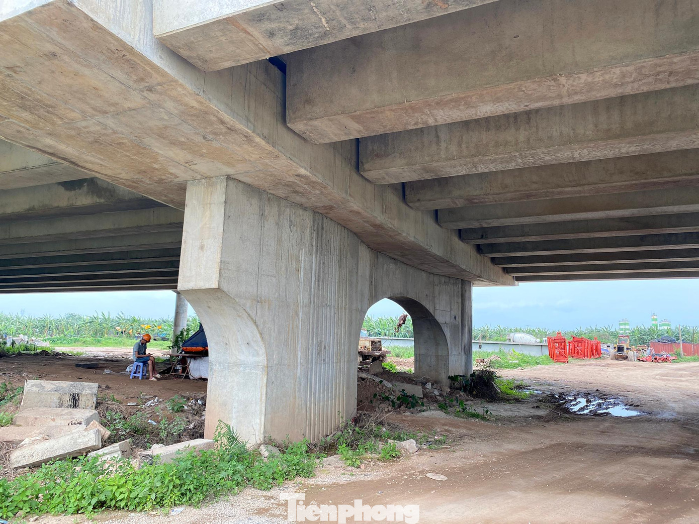 Hiện tại phần cầu phụ ở trên mặt đất đang được lắp bản mặt cầu với trụ bê tông và 20 thanh dầm hiện đã đạt khoảng 90% tiến độ, dự kiến tháng 12 có thể thông xe kỹ thuật.