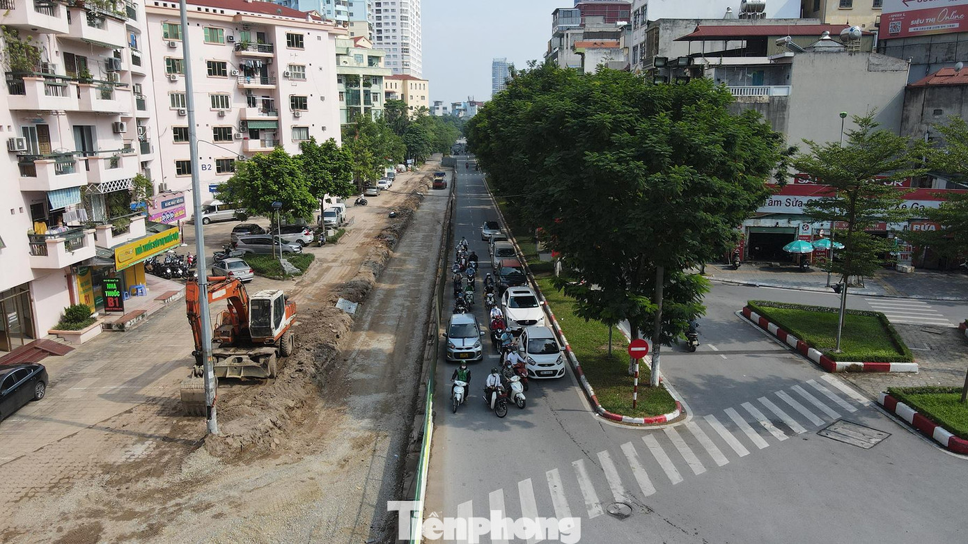 Từ ngày 20/9 tới nay, các đơn vị thi công đã dựng rào chắn và phân luồng giao thông để thi công dự án xén vỉa hè, mở rộng mặt đường Trần Đăng Ninh (Cầu Giấy) góp phần giảm ùn tắc giao thông.