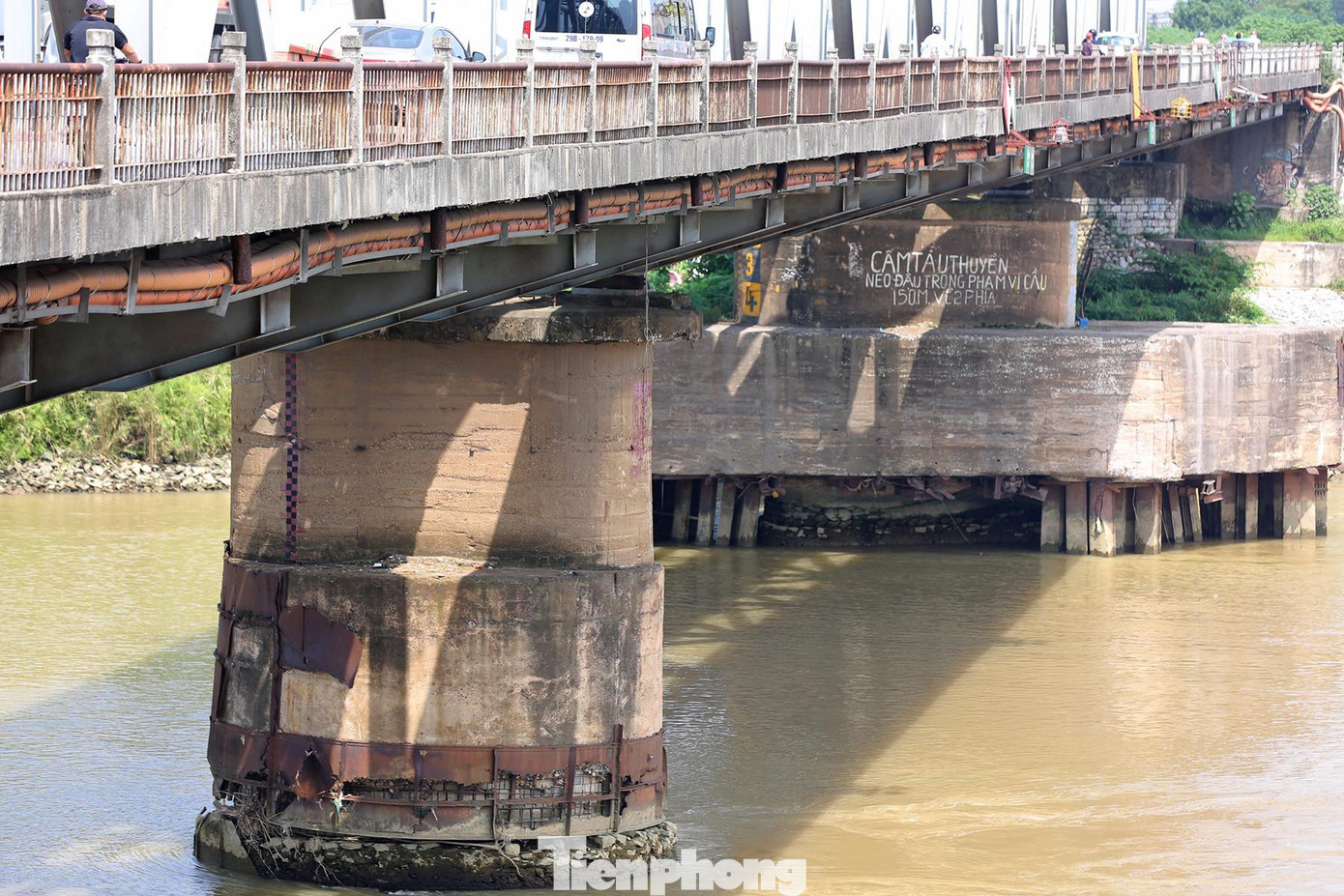 Theo tờ trình của Ban Quản lý Dự án (QLDA) 6, dự án sẽ tiến hành đầu tư xây dựng mới cầu đường sắt về phía thượng lưu cách cầu hiện hữu 16,5 m và xây dựng mới cầu đường bộ theo quy hoạch. Trong đó, khổ thông thuyền cầu đường bộ cấp II (rộng 50 m, cao 9,5 m), khổ thông thuyền đường sắt cấp II hạn chế tĩnh không (rộng 50 m, cao 7 m). Dự án có tổng mức đầu tư khoảng 1.793 tỷ đồng, dự kiến hoàn thành và đưa vào khai thác năm 2025.